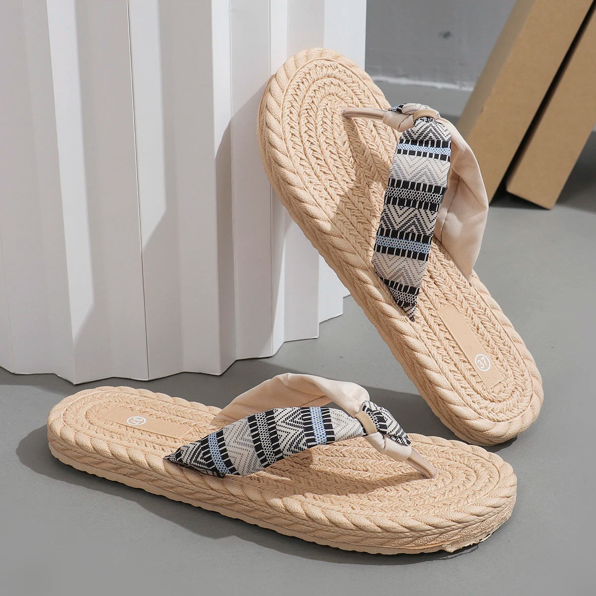 Graffiti Print Non-Slip Flip-Flops